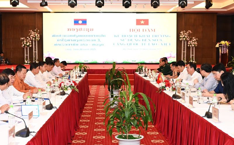 Toàn cảnh buổi làm việc.