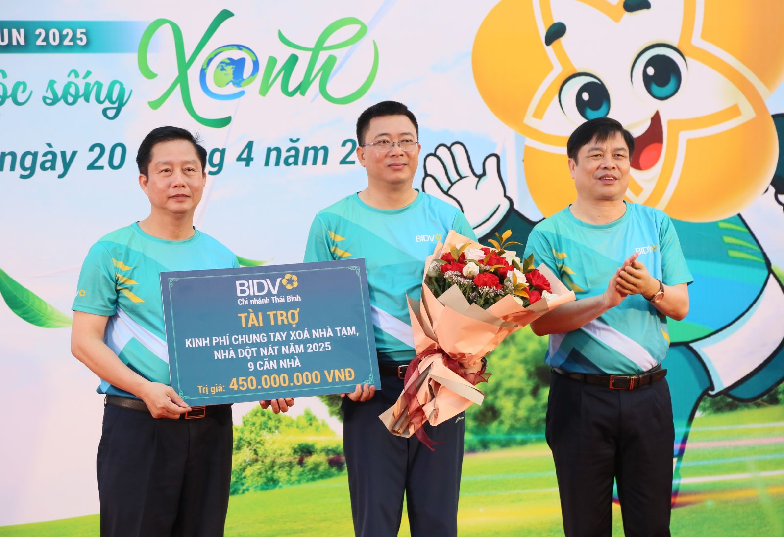 Các đồng chí lãnh đạo tỉnh nhận biểu trưng hỗ trợ kinh phí chung tay xóa nhà tạm, nhà dột nát trên địa bàn tỉnh do đại diện lãnh đạo BIDV chi nhánh Thái Bình tài trợ. Các đồng chí lãnh đạo tỉnh nhận biểu trưng hỗ trợ kinh phí chung tay xóa nhà tạm, nhà dột nát trên địa bàn tỉnh do đại diện lãnh đạo BIDV chi nhánh Thái Bình tài trợ.