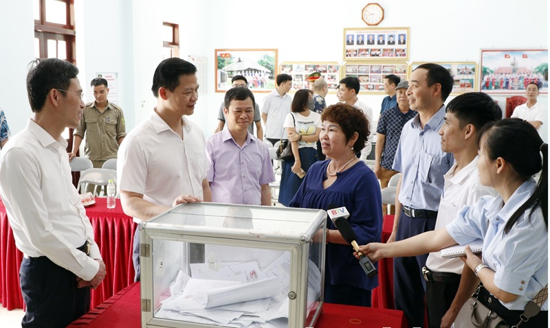 Chủ tịch UBND tỉnh Vương Quốc Tuấn (thứ 2 từ trái qua) trò chuyện với cử tri Khu phố Mới, phường Hồ Chủ tịch UBND tỉnh Vương Quốc Tuấn (thứ 2 từ trái qua) trò chuyện với cử tri Khu phố Mới, phường Hồ