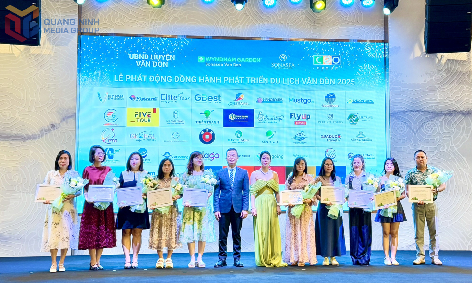Tập đoàn CEO đã vinh danh các đại lý du lịch xuất sắc - những đơn vị có nhiều đóng góp trong việc đưa sản phẩm nghỉ dưỡng Wyndham Garden Sonasea Vân Đồn. Tập đoàn CEO đã vinh danh các đại lý du lịch xuất sắc - những đơn vị có nhiều đóng góp trong việc đưa sản phẩm nghỉ dưỡng Wyndham Garden Sonasea Vân Đồn.