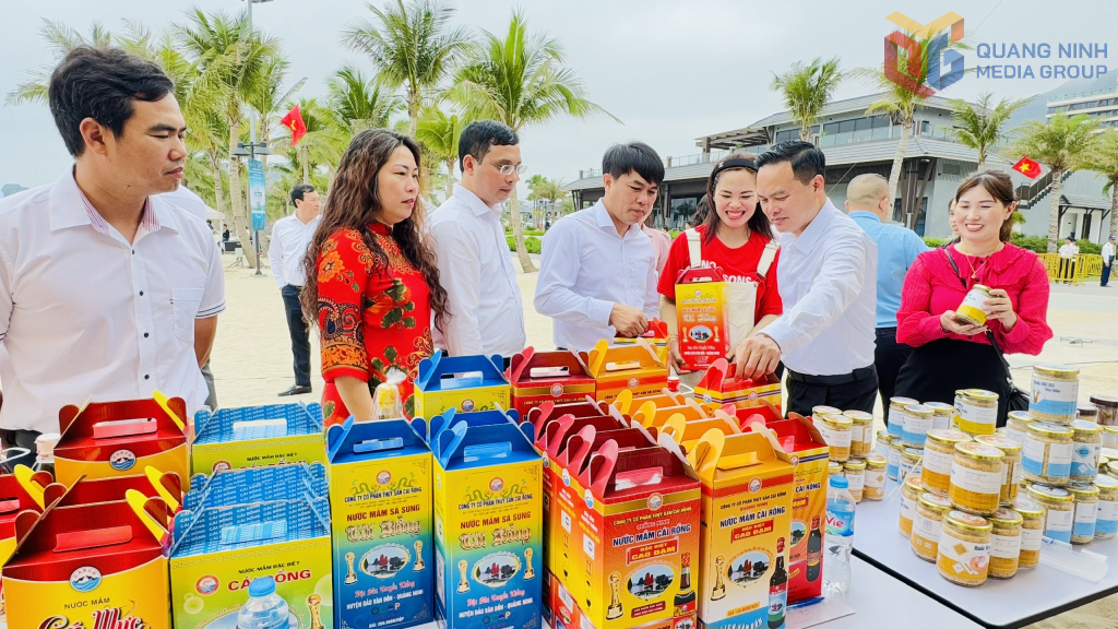 Các đại biểu tham quan các gian hàng bán sản phẩm OCOP tại chương trình Khai mạc Mùa du lịch hè Vân Đồn 2025. Các đại biểu tham quan các gian hàng bán sản phẩm OCOP tại chương trình Khai mạc Mùa du lịch hè Vân Đồn 2025.