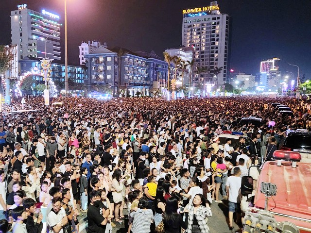 Đông đảo du khách và người dân tham gia Lễ hội du lịch biển Cửa Lò 2025. Đông đảo du khách và người dân tham gia Lễ hội du lịch biển Cửa Lò 2025.