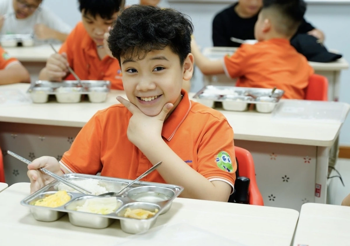 Bữa ăn trưa ở trường giúp các em đảm bảo sức khỏe và học tập tốt hơn. Bữa ăn trưa ở trường giúp các em đảm bảo sức khỏe và học tập tốt hơn.