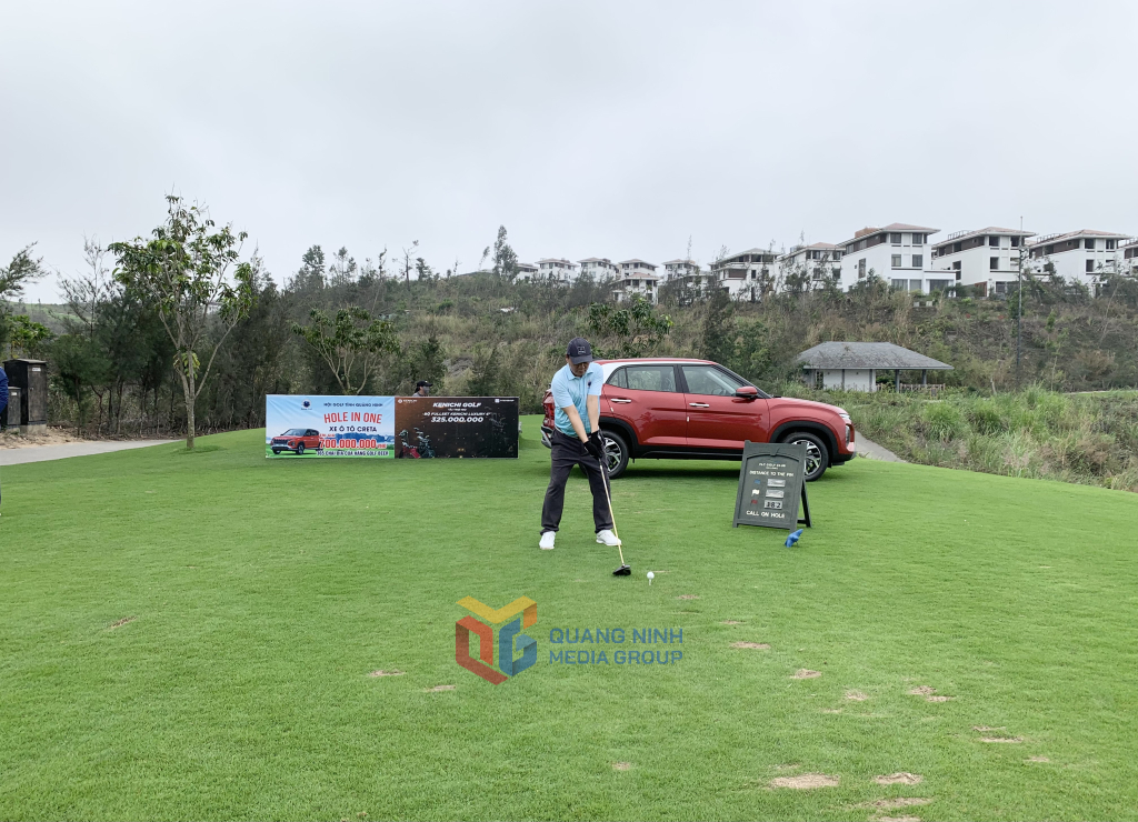 Các golf thủ tập trung thi đấu nhằm ghi điểm ở các hố đánh có giải thưởng Hole in one. Các golf thủ tập trung thi đấu nhằm ghi điểm ở các hố đánh có giải thưởng Hole in one.