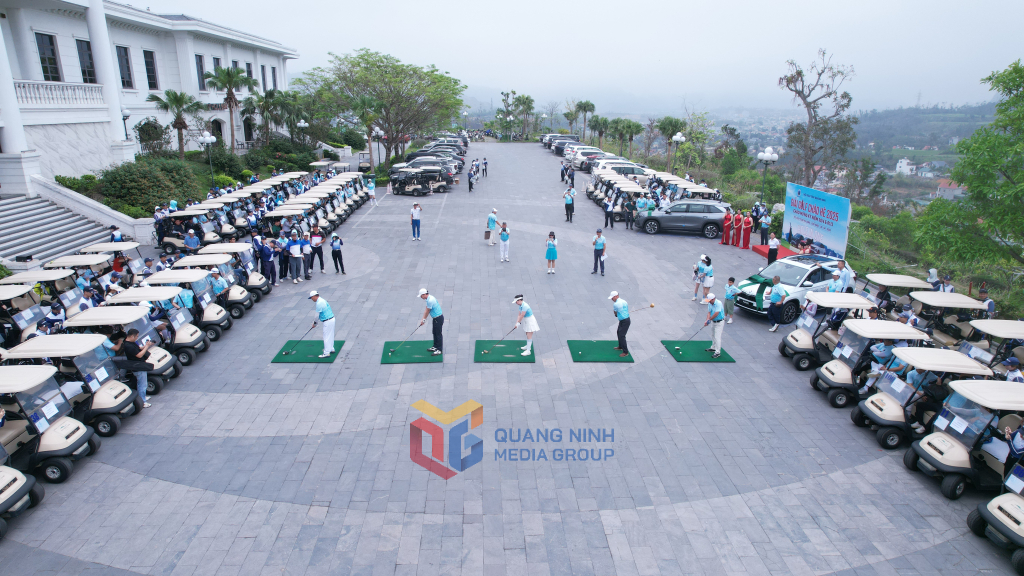 Các golf thủ thực hiện nghi thức phát bóng khai mạc Giải Golf chào hè 2025. Các golf thủ thực hiện nghi thức phát bóng khai mạc Giải Golf chào hè 2025.
