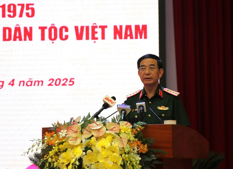 Đại tướng Phan Văn Giang, Ủy viên Bộ Chính trị, Phó Bí thư Quân ủy Trung ương, Bộ trưởng Bộ Quốc phòng phát biểu tại hội thảo. Ảnh: VGP/Lê Anh