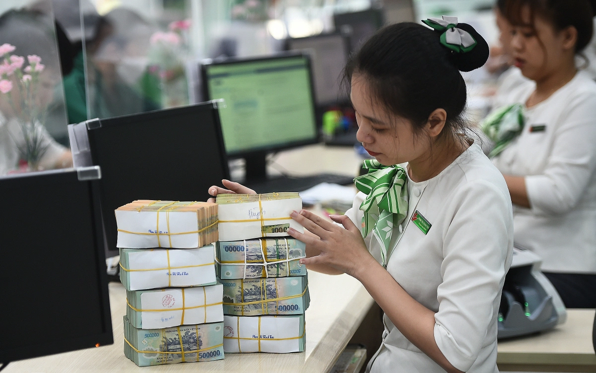 Theo PGS.TS. Nguyễn Hữu Huân, việc thu hút sự tham gia của nhà đầu tư chiến lược nước ngoài không chỉ giúp các ngân hàng tăng thêm nguồn lực tài chính mà còn là sự hỗ trợ về công nghệ, quản trị, đáp ứng các chuẩn mực quốc tế. Theo PGS.TS. Nguyễn Hữu Huân, việc thu hút sự tham gia của nhà đầu tư chiến lược nước ngoài không chỉ giúp các ngân hàng tăng thêm nguồn lực tài chính mà còn là sự hỗ trợ về công nghệ, quản trị, đáp ứng các chuẩn mực quốc tế.