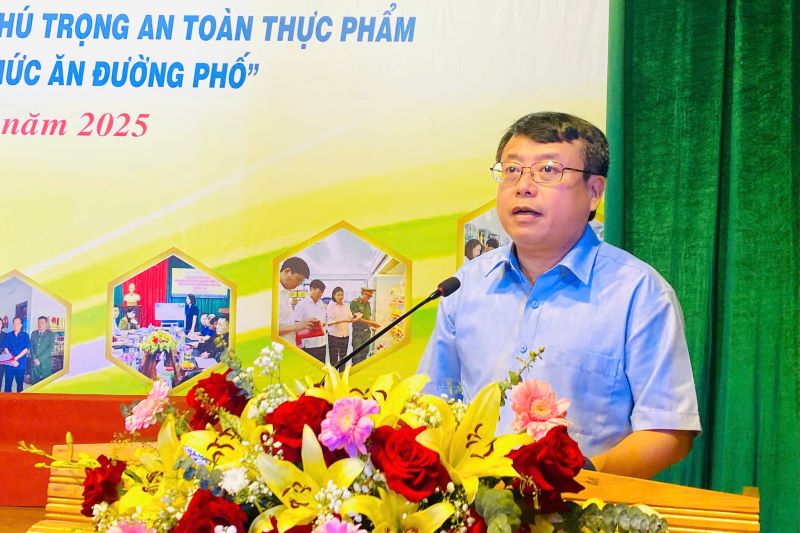 Phó Chủ tịch UBND tỉnh Hà Tĩnh Dương Tất Thắng phát biểu chỉ đạo Lễ Phát động, quán triệt một số nội dung cần triển khai ngay trong tháng hành động và trong thời gian tới. Phó Chủ tịch UBND tỉnh Hà Tĩnh Dương Tất Thắng phát biểu chỉ đạo Lễ Phát động, quán triệt một số nội dung cần triển khai ngay trong tháng hành động và trong thời gian tới.