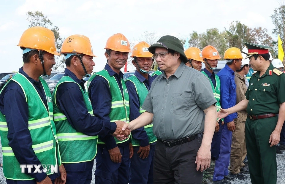 Thủ tướng thăm hỏi, động viên cán bộ, kỹ sư đang thi công dự án Cao tốc Cần Thơ-Cà Mau. (Ảnh: TTXVN) Thủ tướng thăm hỏi, động viên cán bộ, kỹ sư đang thi công dự án Cao tốc Cần Thơ-Cà Mau. (Ảnh: TTXVN)