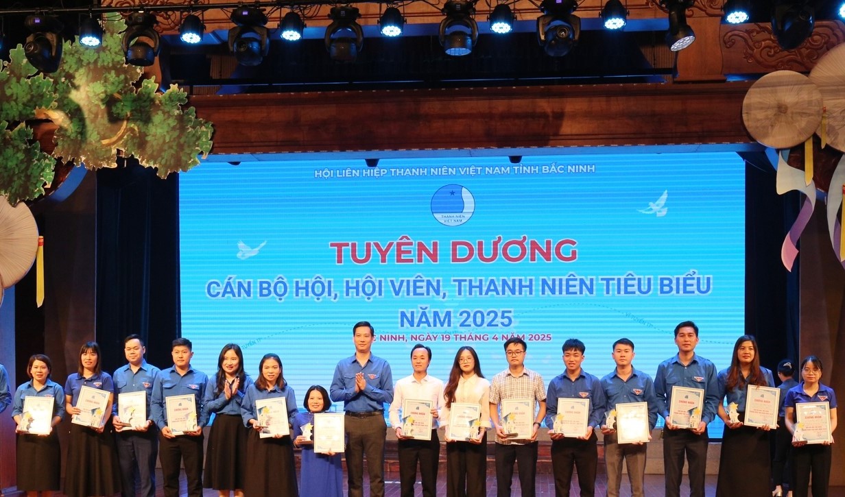 Phó Bí thư Thường trực Tỉnh Đoàn Nguyễn Bảo Đại và Phó Bí thư Tỉnh Đoàn Nguyễn Thị Huyền Trang tuyên dương cán bộ, hội viên thanh niên tiêu biểu năm 2025.