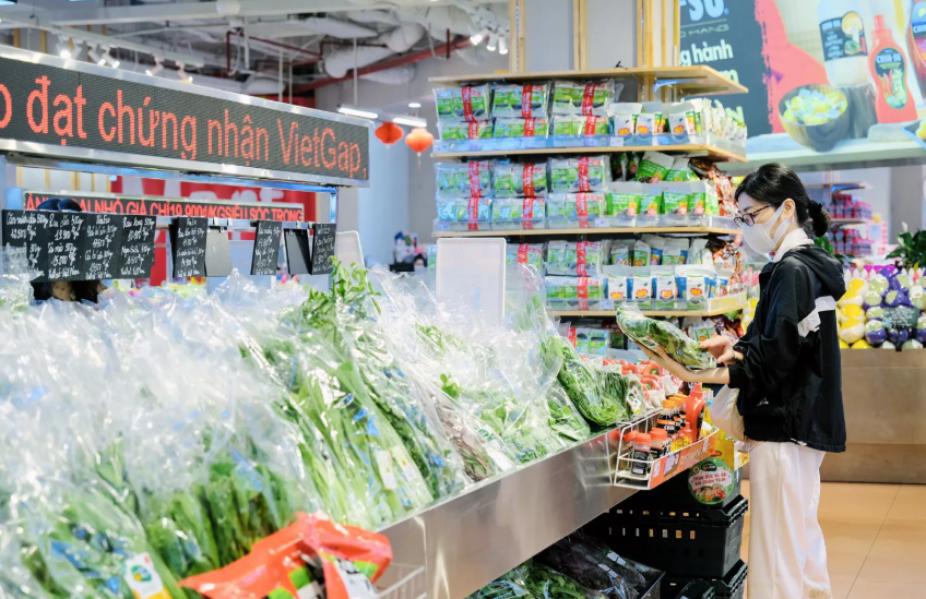 Người tiêu dùng mua sắm tại siêu thị Winmart. Ảnh: Hoài Nam Người tiêu dùng mua sắm tại siêu thị Winmart. Ảnh: Hoài Nam