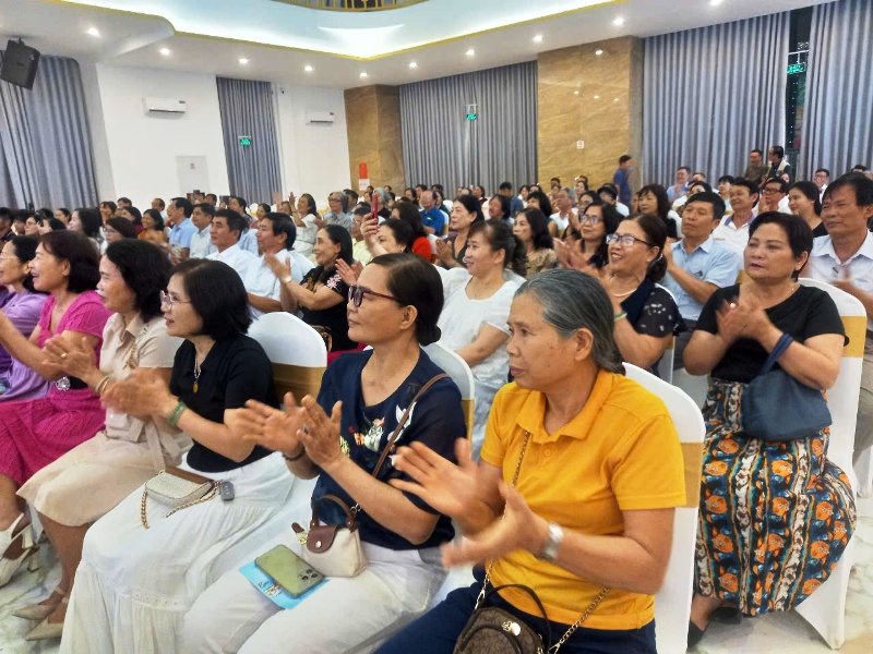 ... tất cả cùng vỗ tay hòa chung nhịp đập