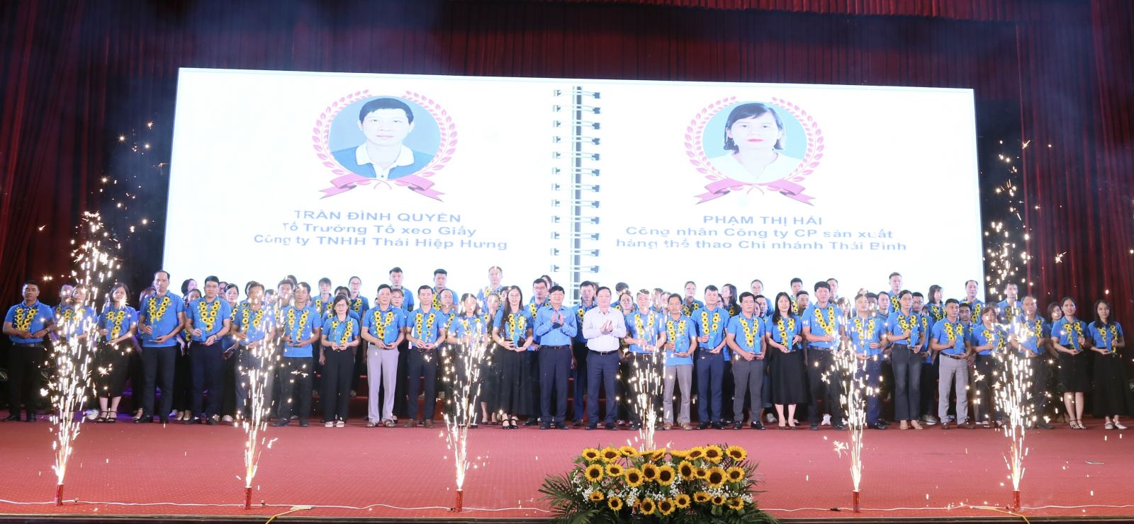 Các đồng chí: Nguyễn Khắc Thận, Bí thư Tỉnh uỷ; Phan Văn Anh, Phó Chủ tịch Tổng Liên đoàn Lao động Việt Nam; khen thưởng công nhân lao động là đảng viên tiêu biểu.