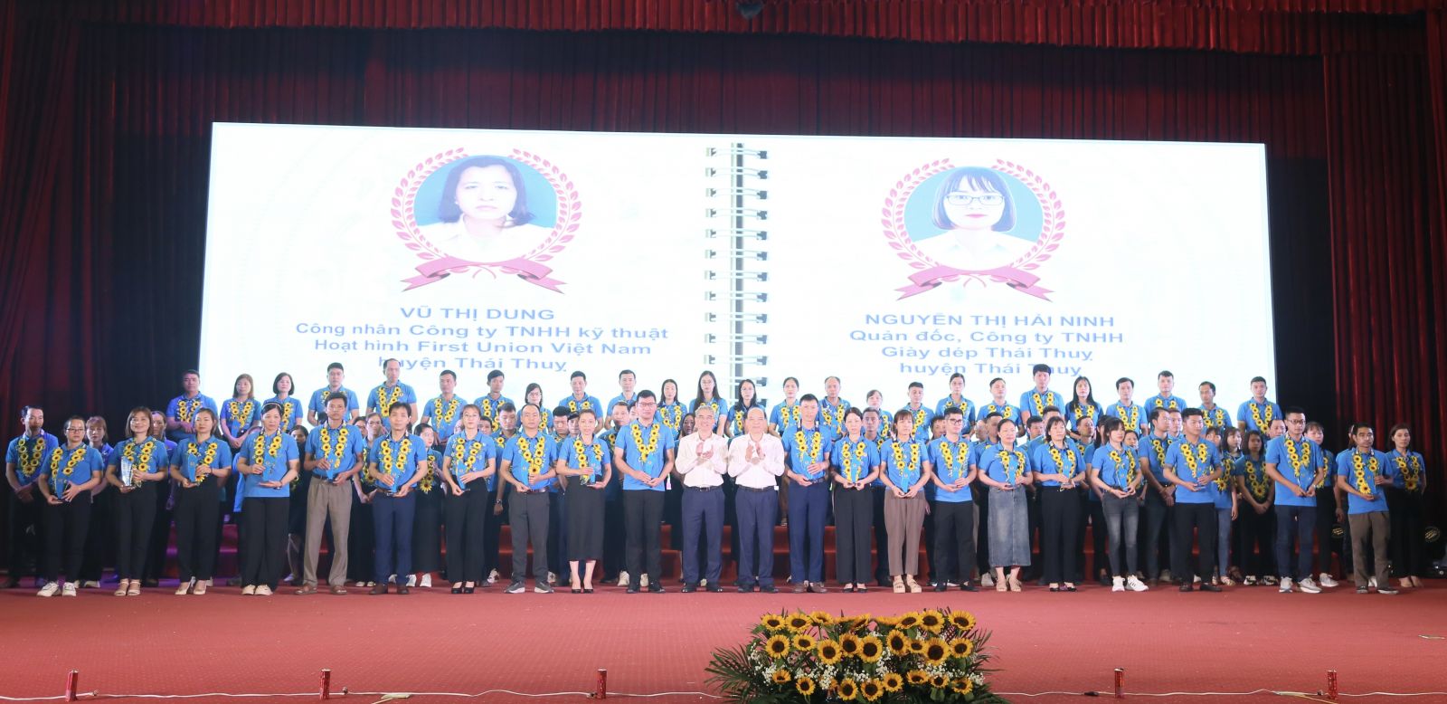 Khen thưởng các công nhân lao động xuất sắc tiêu biểu trong “Học tập và làm theo tư tưởng đạo đức, phong cách Hồ Chí Minh”.