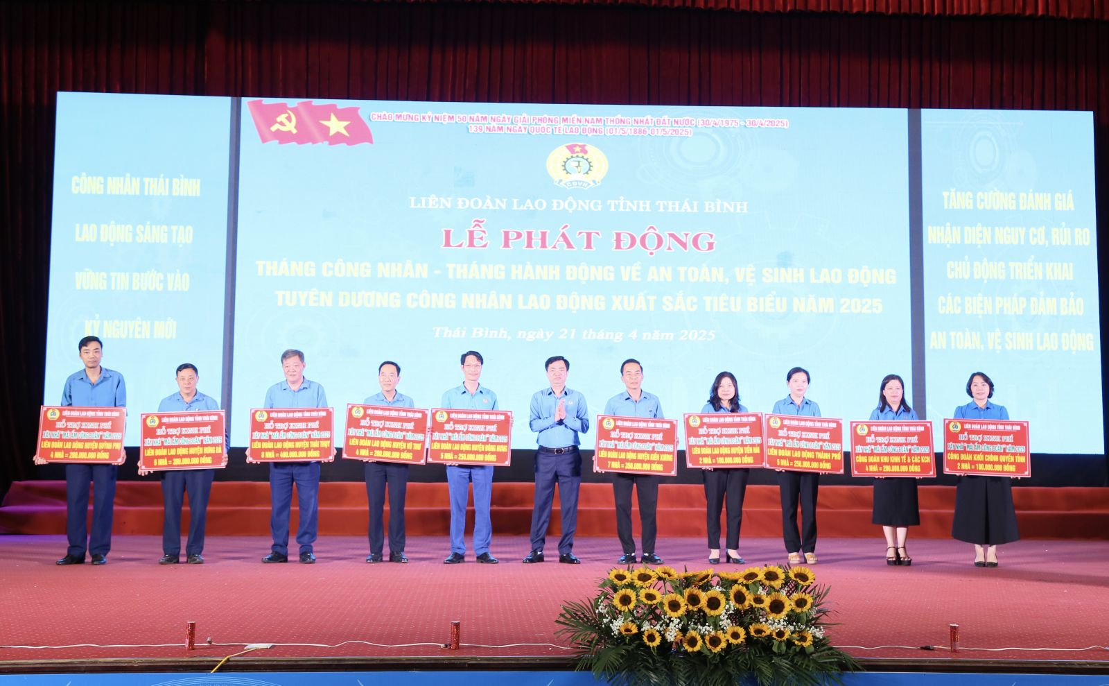 Đồng chí Bùi Xuân Vinh, Tỉnh ủy viên, Chủ tịch Liên đoàn lao động tỉnh trao biểu trưng kinh phí hỗ trợ nhà 