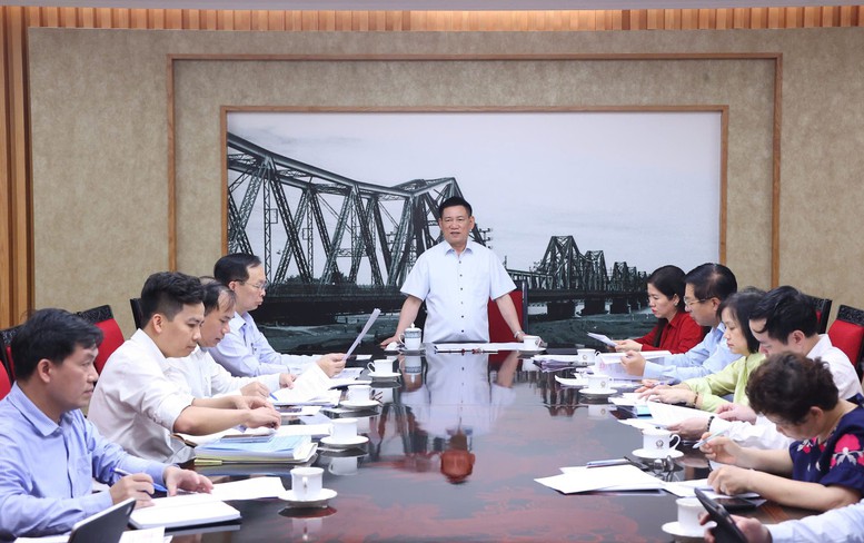 Phó Thủ tướng Chính phủ Hồ Đức Phớc họp với các bộ, ngành về việc nghiên cứu thành lập Quỹ phát triển nhà ở quốc gia. Ảnh VGP