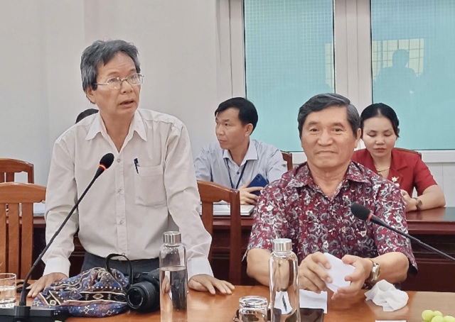 Phóng viên Thương Hiệu và Công Luận (người đứng) phát biểu ý kiến tại buổi họp. Ảnh: Hải Triều Phóng viên Thương Hiệu và Công Luận (người đứng) phát biểu ý kiến tại buổi họp. Ảnh: Hải Triều