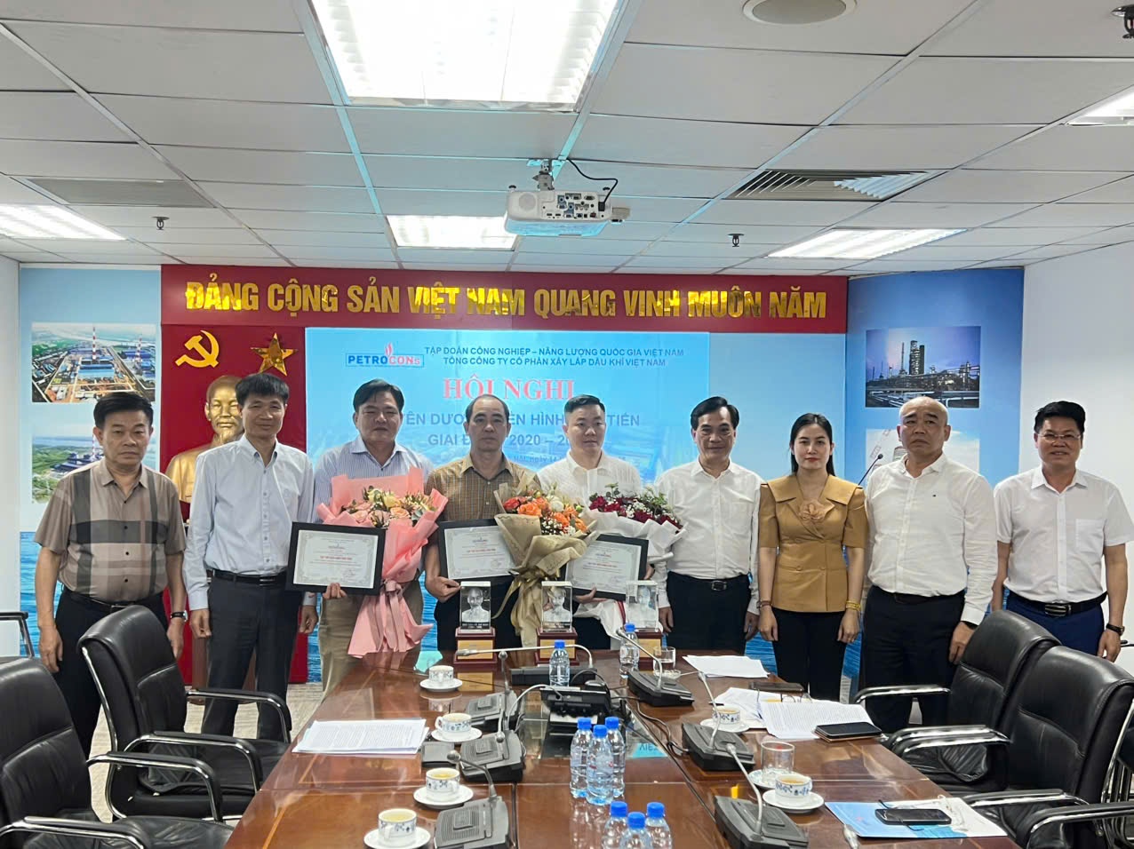 Lãnh đạo PETROCONs trao bằng khen vinh danh 3 tập thể điển hình tiên tiến trong phong trào thi đua giai đoạn 2020-2025 Lãnh đạo PETROCONs trao bằng khen vinh danh 3 tập thể điển hình tiên tiến trong phong trào thi đua giai đoạn 2020-2025