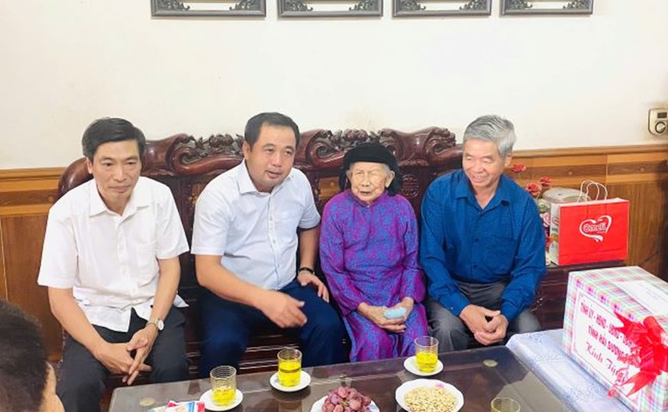 ãnh đạo tỉnh Hải Dương thăm, tặng quà mẹ Việt Nam Anh hùng tại xã Minh Tân, huyện Nam Sách nhân dịp kỷ niệm 77 năm ngày Thương binh - Liệt sĩ