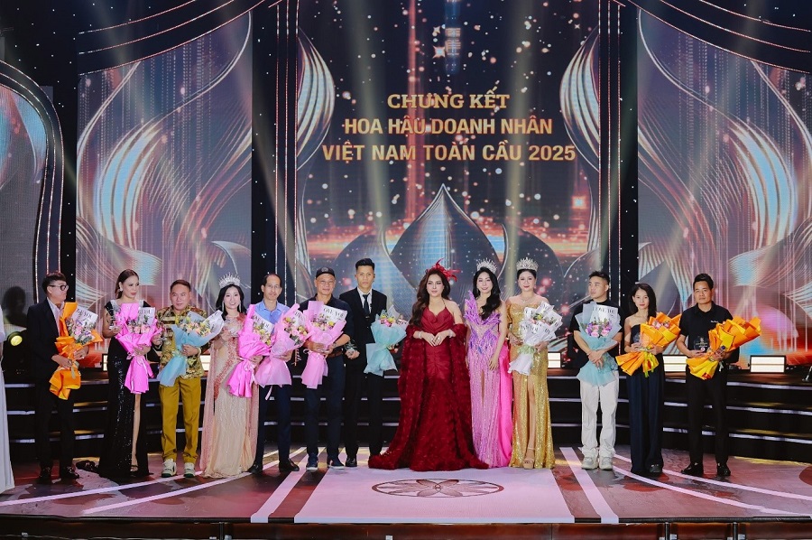 Chủ tịch Miss VietNam Business Đặng Gia Bena và Phó chủ tịch cuộc thi kiêm Trưởng BTC Hạnh Nguyên trao hoa tri ân nhà tài trợ Chủ tịch Miss VietNam Business Đặng Gia Bena và Phó chủ tịch cuộc thi kiêm Trưởng BTC Hạnh Nguyên trao hoa tri ân nhà tài trợ
