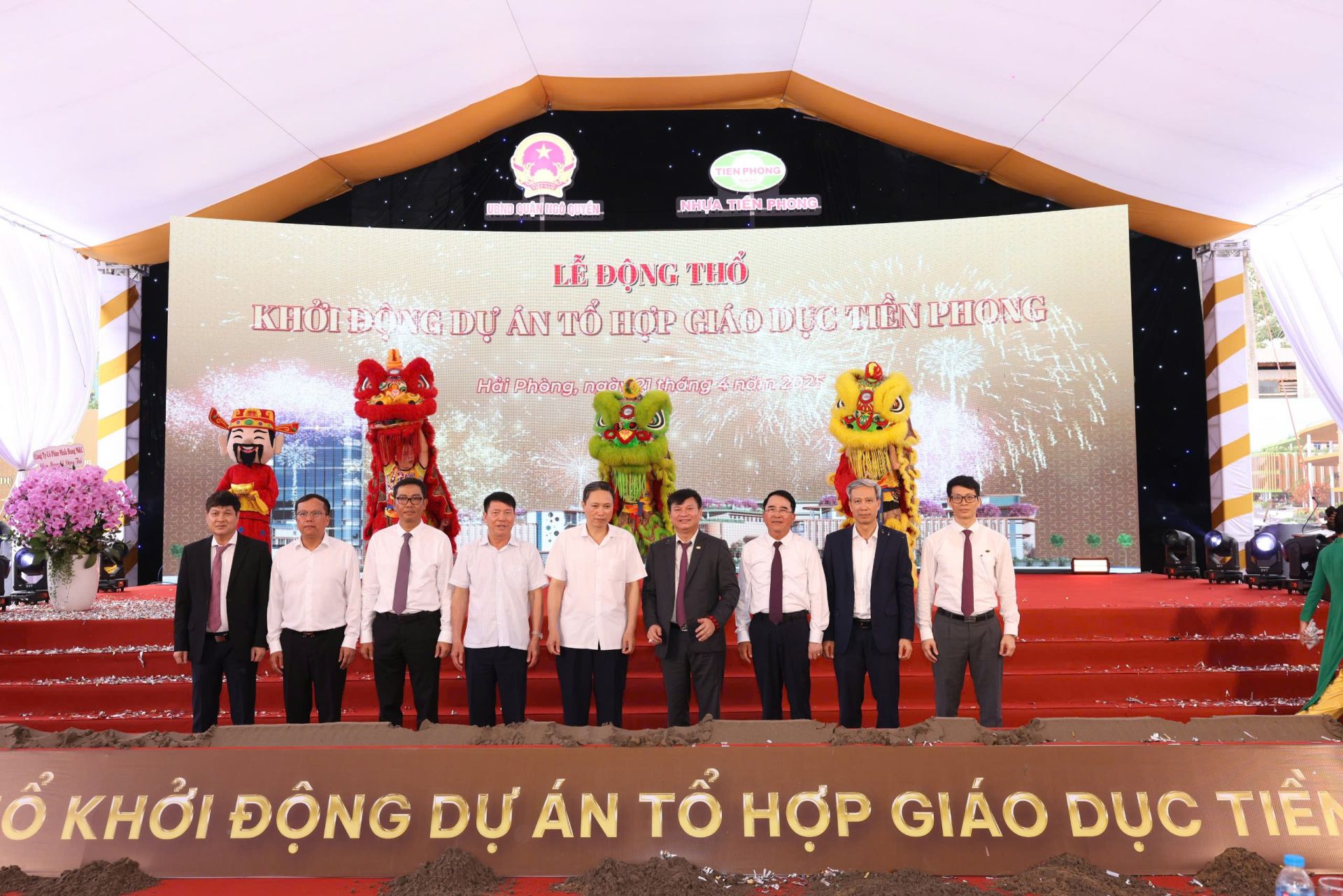 Các đại biểu chụp ảnh lưu niệm Các đại biểu chụp ảnh lưu niệm