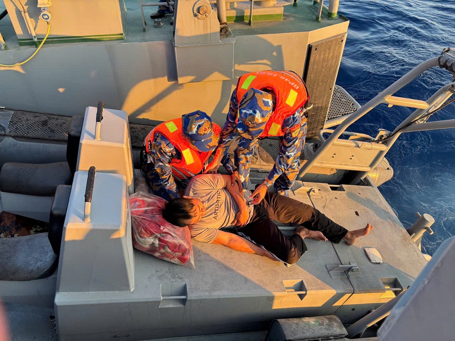 Sau 07 giờ vượt sóng gió, đến 17h30’ Tàu BP48.19.01 tiếp cận được tàu cá, đưa ngư dân lên tàu Hải đoàn Sau 07 giờ vượt sóng gió, đến 17h30’ Tàu BP48.19.01 tiếp cận được tàu cá, đưa ngư dân lên tàu Hải đoàn