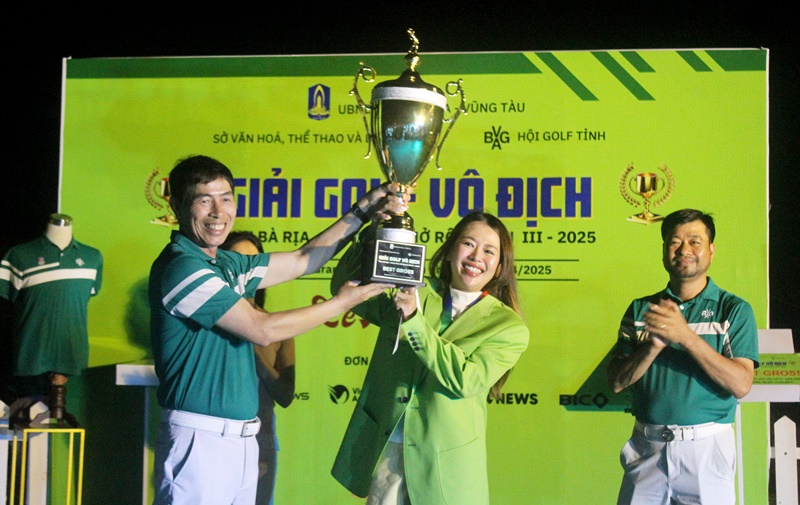 Ông Phạm Văn Hiến, Chủ tịch Hội Golf tỉnh (Phải) và ông Nguyễn Văn Huynh, Phó Chủ tịch kiêm Tổng thư ký Hội Golf tỉnh trao cup vô địch cho VĐV
