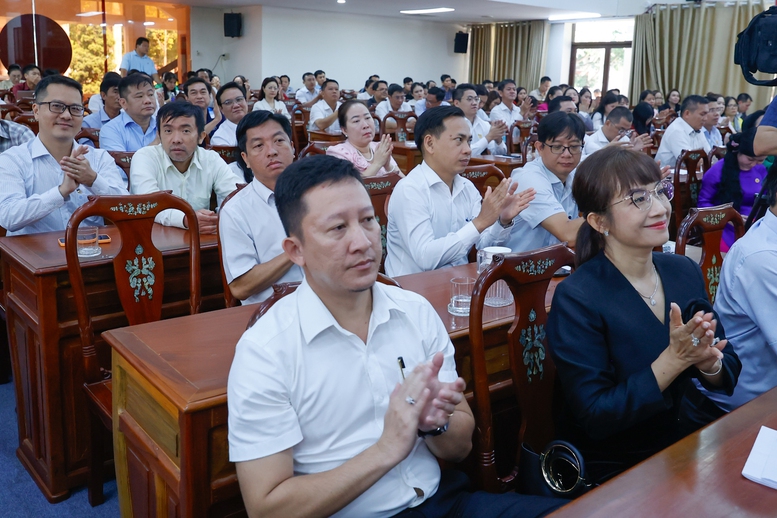 Các cử tri bày tỏ vui mừng, phấn khởi trước những thành tựu phát triển quan trọng, nổi bật thời gian qua và vị thế, vai trò quốc tế ngày càng cao của đất nước - Ảnh: VGP/Nhật Bắc Các cử tri bày tỏ vui mừng, phấn khởi trước những thành tựu phát triển quan trọng, nổi bật thời gian qua và vị thế, vai trò quốc tế ngày càng cao của đất nước - Ảnh: VGP/Nhật Bắc