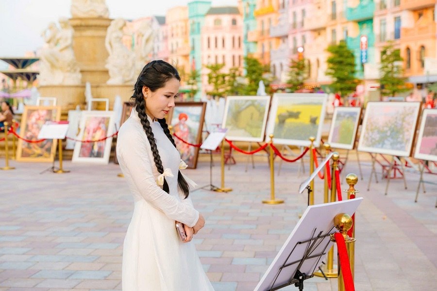 Khách tham quan thưởng thức tranh của hoạ sĩ Nguỵ Đình Hà tại triển lãm Khách tham quan thưởng thức tranh của hoạ sĩ Nguỵ Đình Hà tại triển lãm