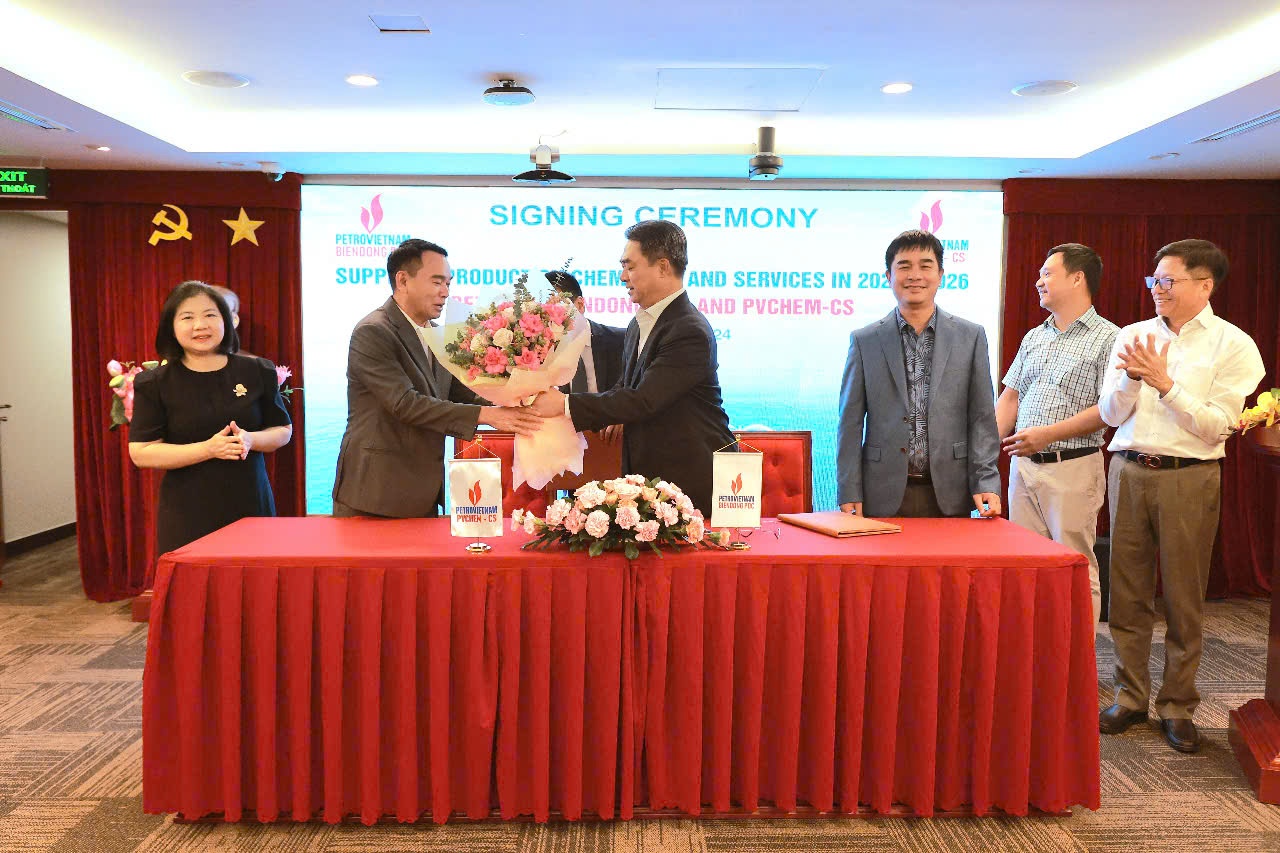 Tổng Giám đốc PVChem Dương Trí Hội tặng hoa cho Tổng Giám đốc BIENDONG POC Phạm Tiến Dũng chúc mừng hợp tác Tổng Giám đốc PVChem Dương Trí Hội tặng hoa cho Tổng Giám đốc BIENDONG POC Phạm Tiến Dũng chúc mừng hợp tác