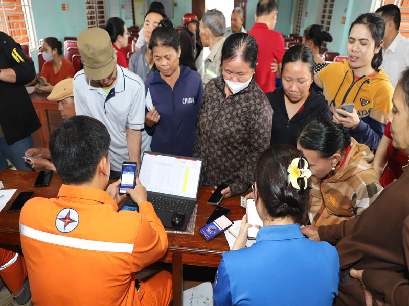 PC Hà Tĩnh hỗ trợ cài App CSKH mang lại nhiều thuận lợi cho người dân, đặc biệt là giảm thiểu nguy cơ bị kẻ gian lừa đảo cài App giả mạo để chiếm đoạt tài sản.