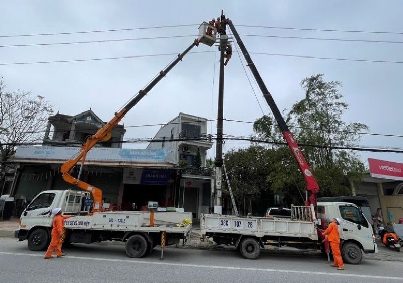 Công nhân PC Hà Tĩnh lắp đặt cầu dao để phân đoạn đường dây, nhằm đảm bảo nâng cao độ tin cậy, cấp điện ổn định.