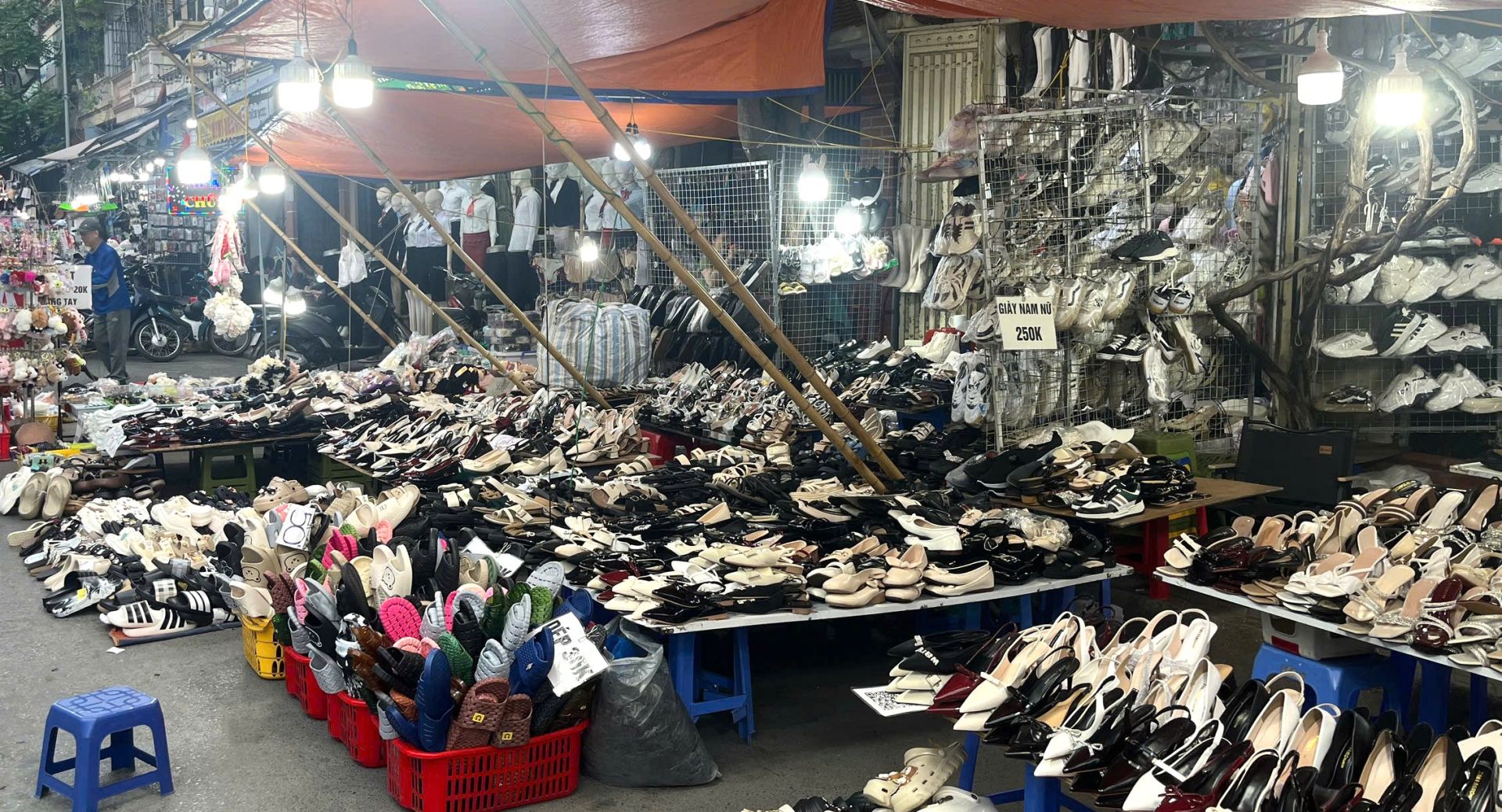 Quầy kinh doanh hàng hóa có dấu hiệu vi phạm Quầy kinh doanh hàng hóa có dấu hiệu vi phạm