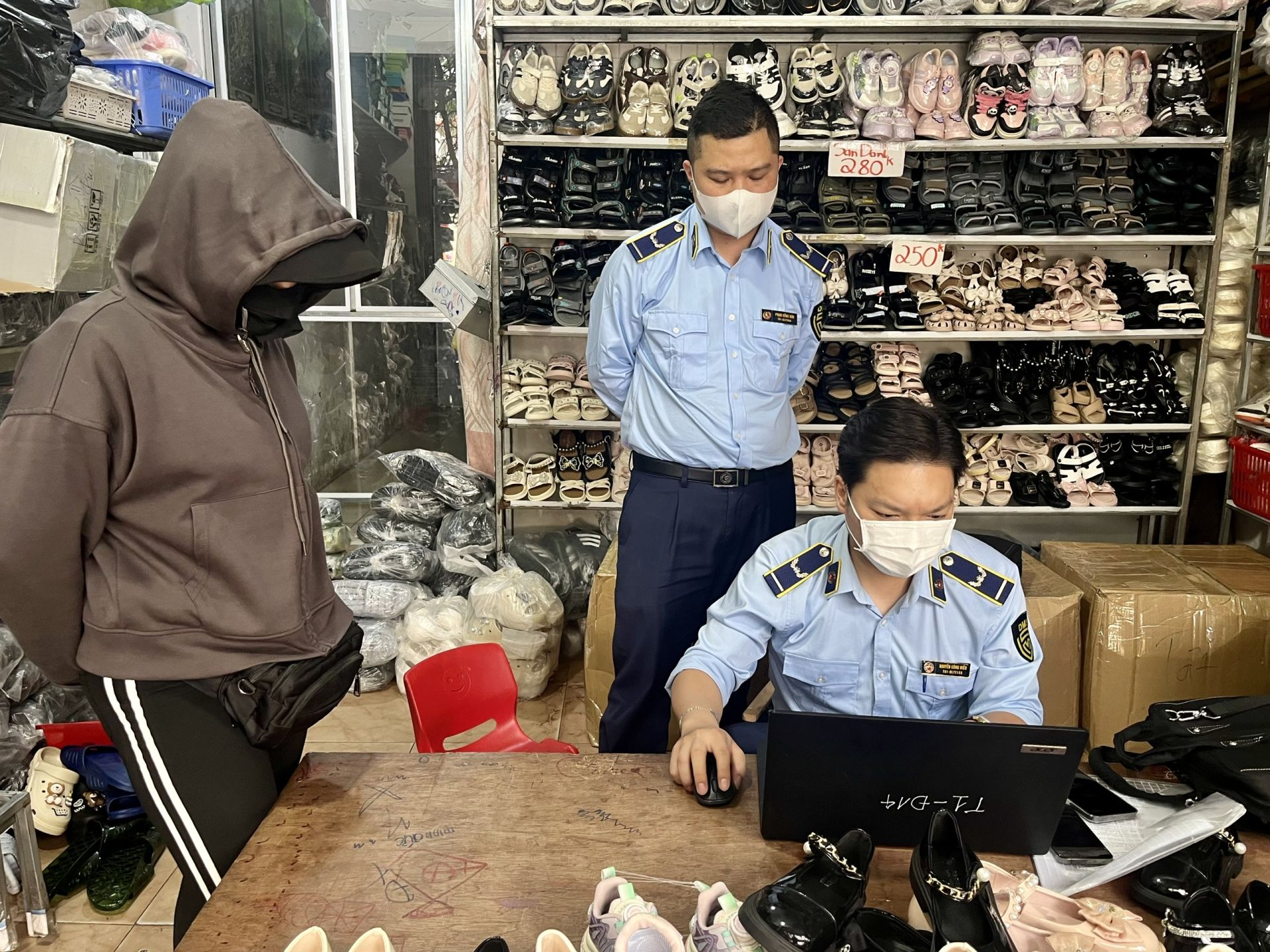 Lực lượng quản lý thị trường Hà Nội kiểm tra hàng hóa vi phạm Lực lượng quản lý thị trường Hà Nội kiểm tra hàng hóa vi phạm