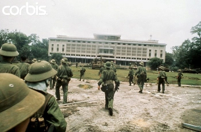 Các chiến sĩ cách mạng tiến vào Dinh Độc Lập trong ngày 30/4/1975 (Ảnh: Jacques Pavlovsky-Sygma-CORBIS) Các chiến sĩ cách mạng tiến vào Dinh Độc Lập trong ngày 30/4/1975 (Ảnh: Jacques Pavlovsky-Sygma-CORBIS)