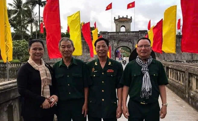 Ông Nguyễn Khắc Nhu (ngoài cùng bên phải) trong chuyến về nguồn cùng đồng đội (ảnh NVCC) Ông Nguyễn Khắc Nhu (ngoài cùng bên phải) trong chuyến về nguồn cùng đồng đội (ảnh NVCC)
