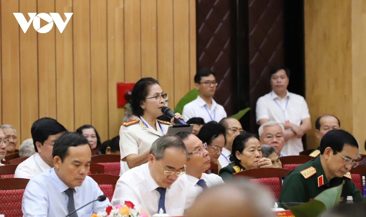Anh hùng lực lượng vũ trang nhân dân Phan Thị Ngọc Tươi (đứng) phát biểu tại buổi gặp mặt