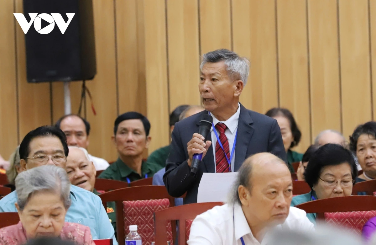 Ông Trần Nhật Nghĩa (đứng) - cựu tù chính trị Côn Đảo phát biểu tại buổi gặp mặt