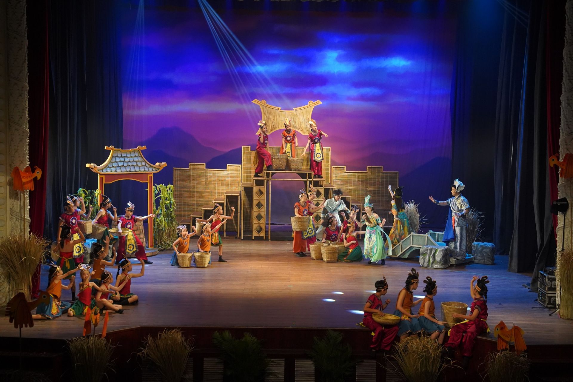Hơn 50 học sinh Victoria School cùng tỏa sáng trên sân khấu “The Enchanted Crossbow”.