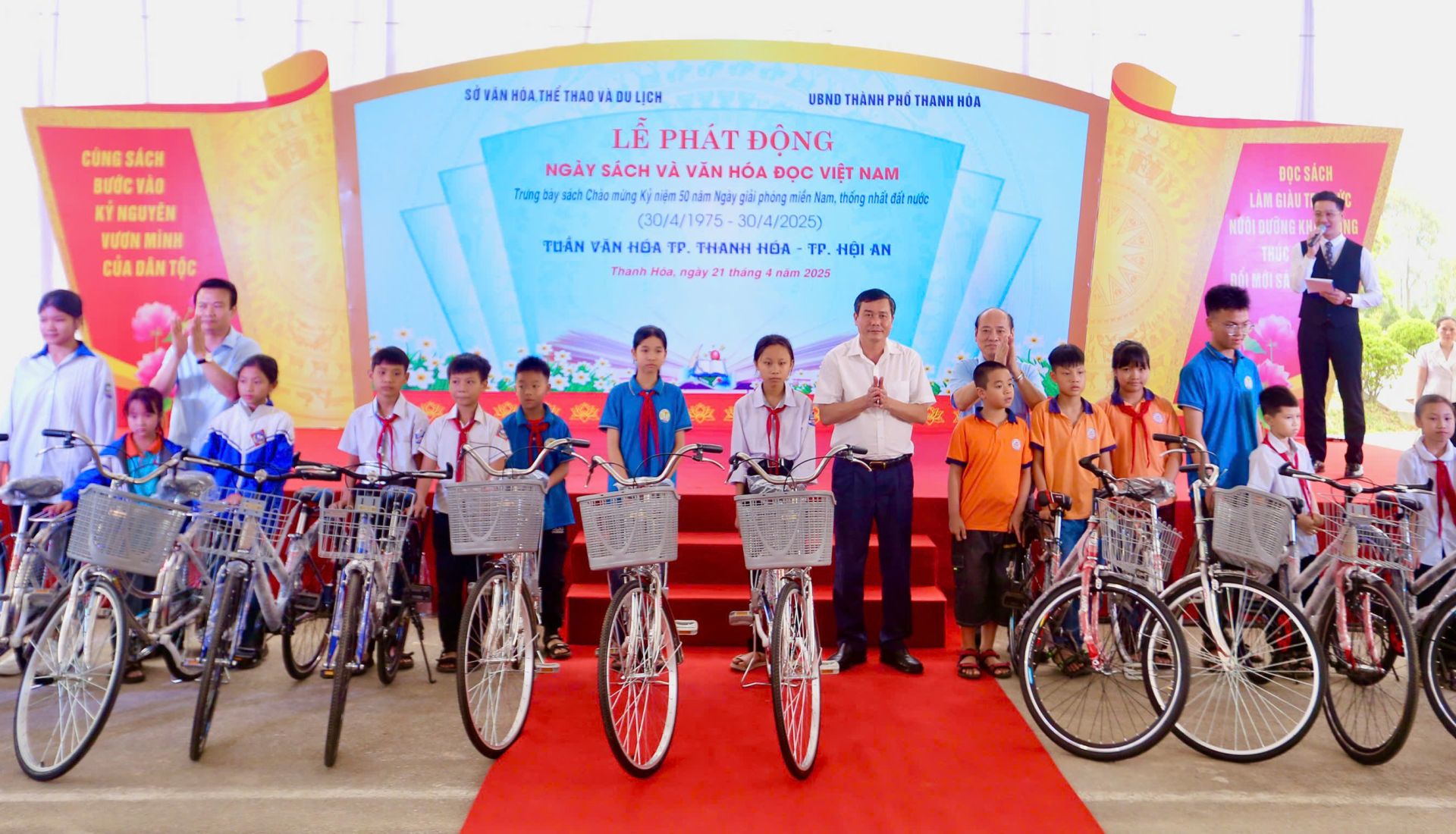 Các đại biểu cùng nhà tài trợ tặng xe đạp cho các em học sinh nghèo vượt khó tại các trường học trên địa bàn TP Thanh Hóa Các đại biểu cùng nhà tài trợ tặng xe đạp cho các em học sinh nghèo vượt khó tại các trường học trên địa bàn TP Thanh Hóa