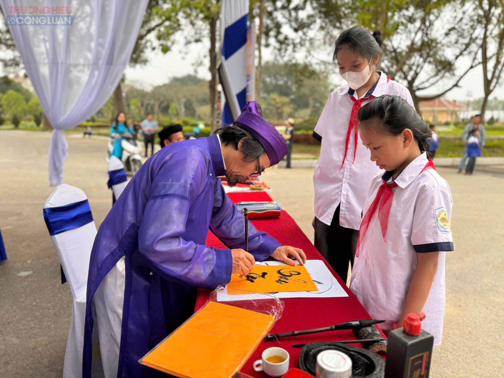 Học sinh xin chữ thư pháp tại Lễ phát động Ngày Sách và Văn hóa đọc Việt Nam. Học sinh xin chữ thư pháp tại Lễ phát động Ngày Sách và Văn hóa đọc Việt Nam.