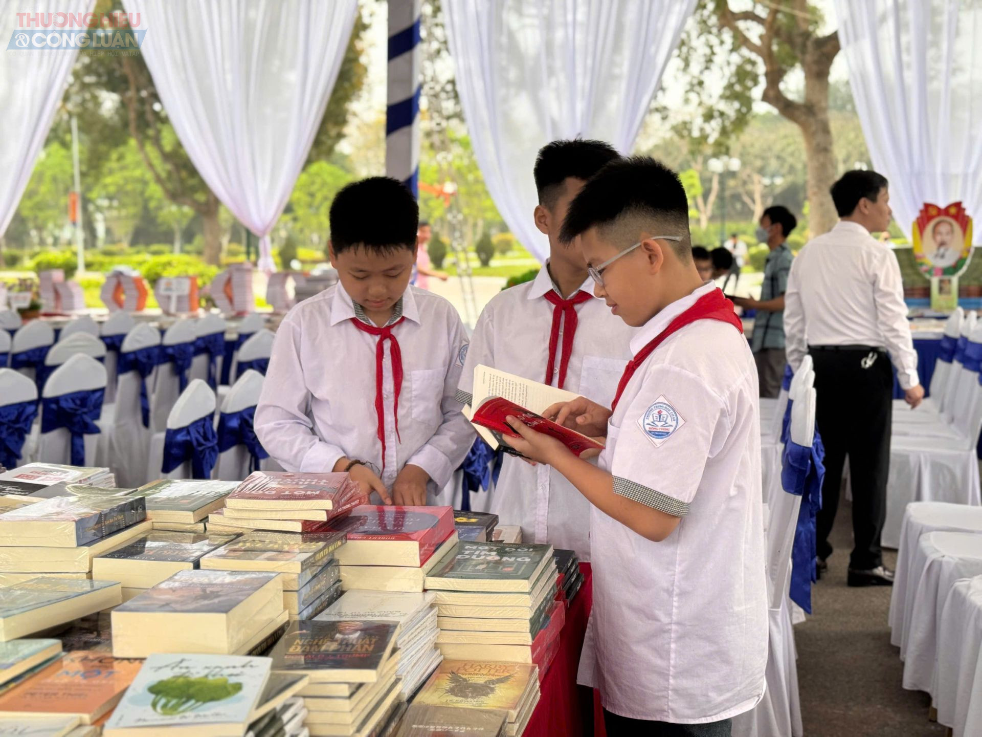 Học sinh tham quan các gian trưng bày sách Học sinh tham quan các gian trưng bày sách