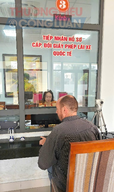 chỉ mất khoảng 15 phút để hoàn tất thủ tục cấp lại GPLX bị mất nhờ sự hướng dẫn nhiệt tình của các cán bộ CSGT tại đây.