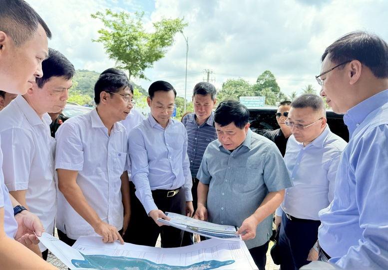Phó Thủ tướng Nguyễn Chí Dũng khảo sát Dự án Đường tỉnh ĐT.975 - Ảnh: VGP/Thu Sa