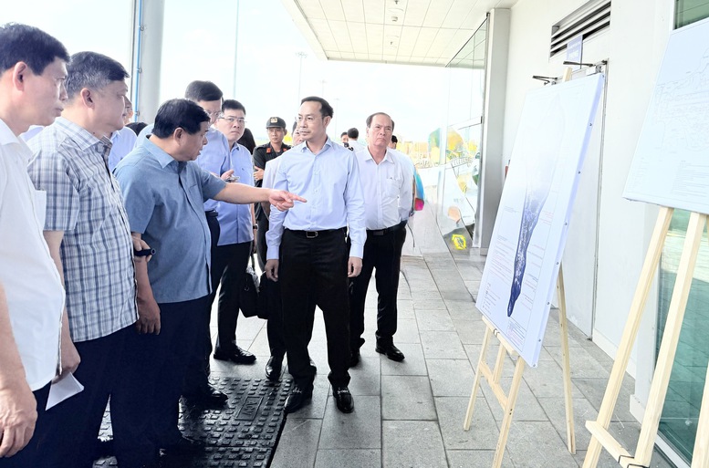 Phó Thủ tướng Nguyễn Chí Dũng khảo sát Dự án Nâng cấp Cảng hàng không quốc tế Phú Quốc - Ảnh: VGP/Thu Sa