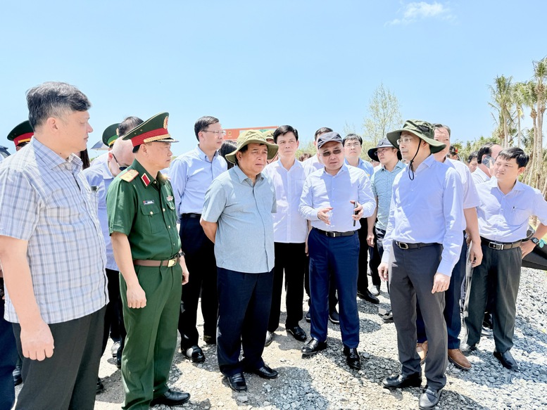 Phó Thủ tướng Nguyễn Chí Dũng khảo sát địa điểm xây dựng Trung tâm tổ chức Hội nghị APEC - Ảnh: VGP/Thu Sa