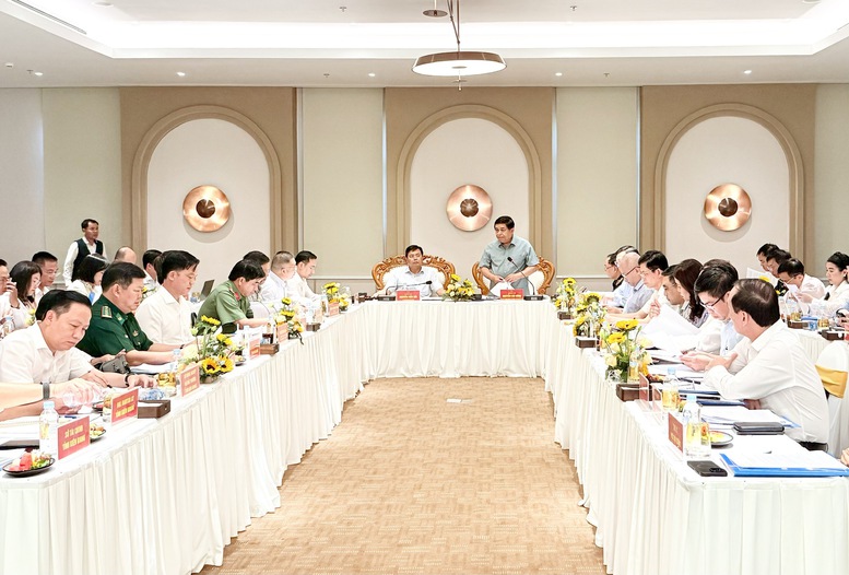 Phó Thủ tướng Nguyễn Chí Dũng và đoàn công tác Chính phủ làm việc với lãnh đạo tỉnh Kiên Giang - Ảnh: VGP/Thu Sa