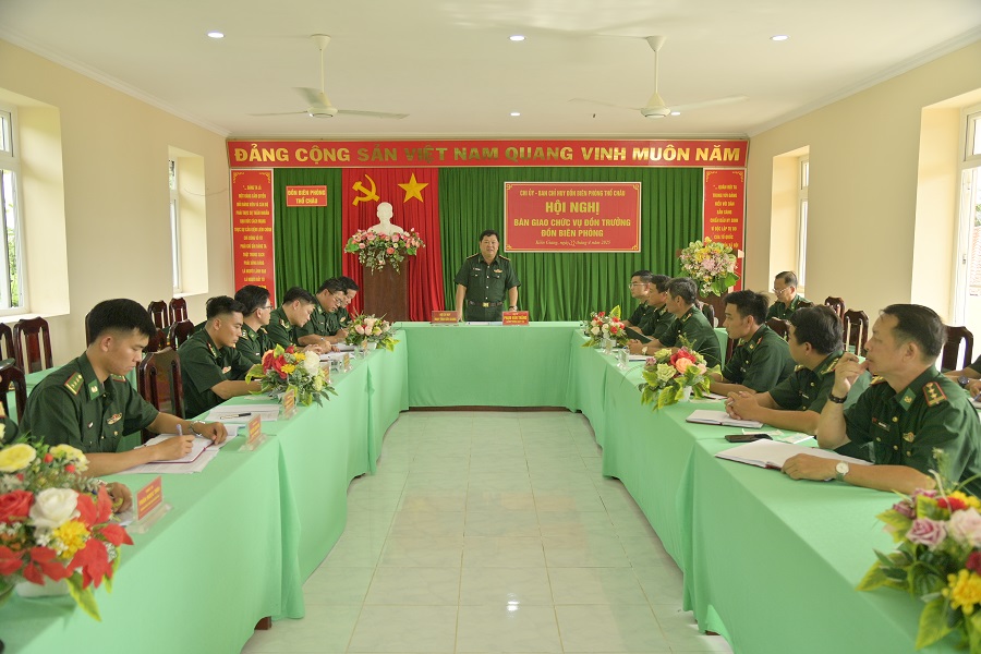 Đại tá Phạm Văn Thắng, Phó Bí thư Đảng ủy, Chỉ huy trưởng Bộ đội Biên phòng tỉnh Kiên Giang phát biểu giao nhiệm vụ tại Đồn Biên phòng Thổ Châu.