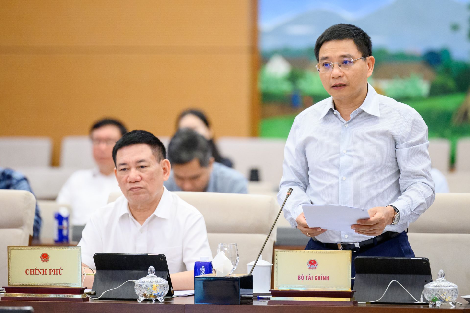 Bộ trưởng Bộ Tài chính Nguyễn Văn Thắng trình bày báo cáo. Ảnh quochoi.vn.