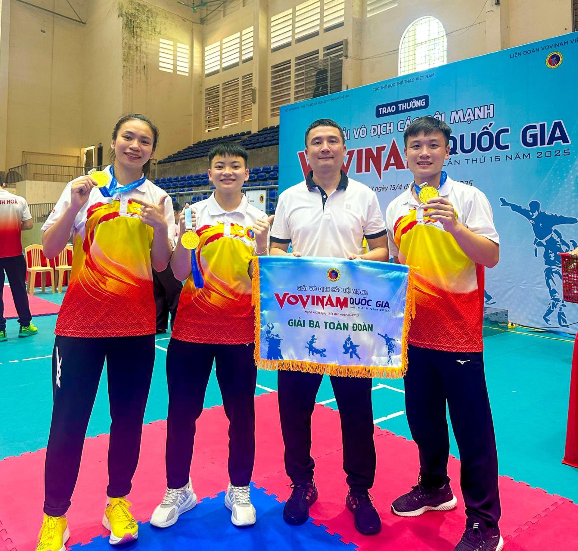 HLV trưởng Lê Văn Tiến (thứ 3 từ trái sang) đánh giá cao sự nỗ lực của các VĐV giành huy chương vàng.